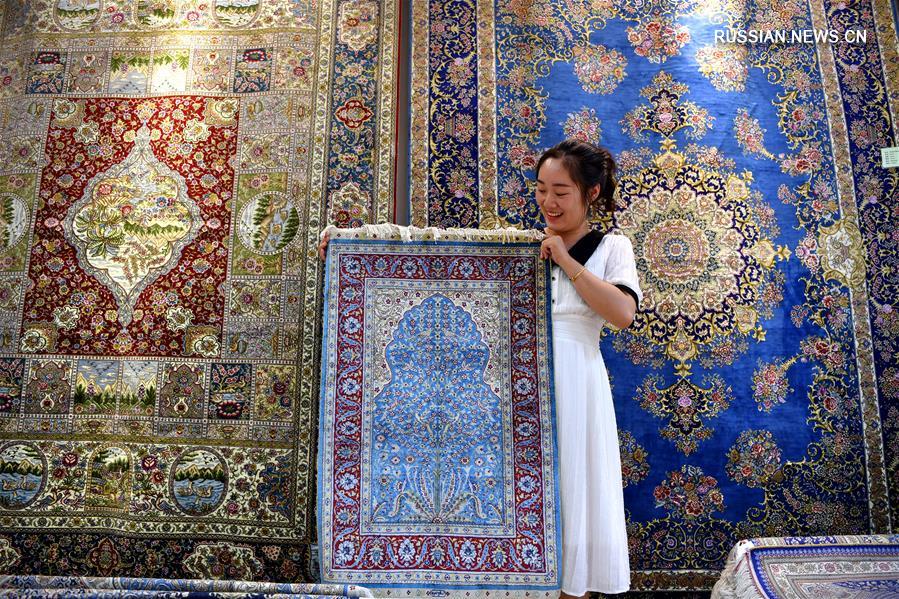 Изготовление шелковых ковров в провинции Хэнань 