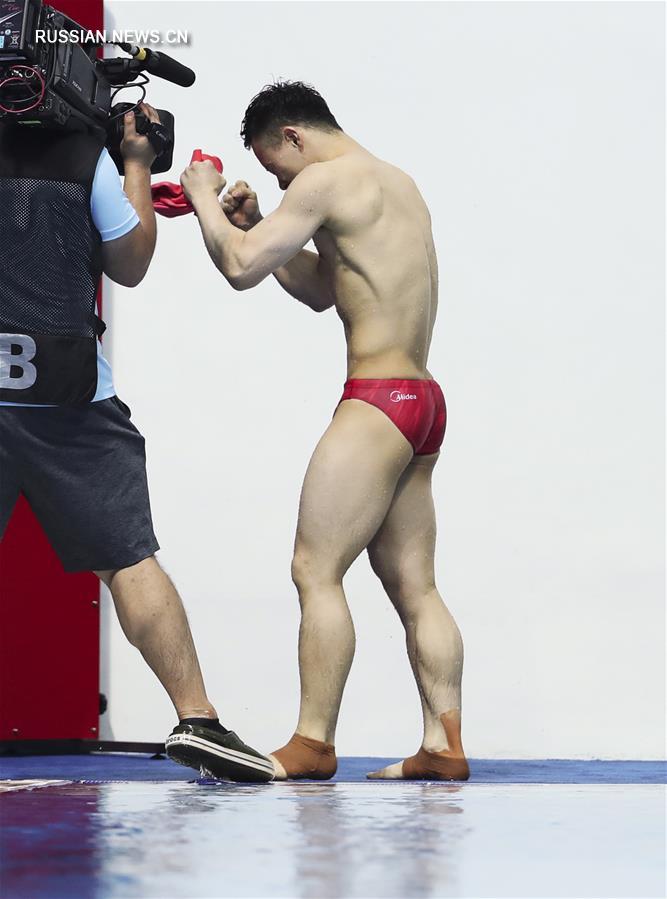 Чемпионат мира по водным видам спорта -- китаец Се Сыи победил в прыжках в воду с трехметрового трамплина
