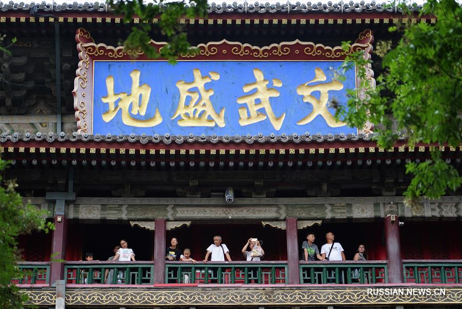 В дни летних каникул множество туристов посещают Сиань 