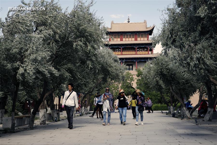 В городе Цзяюйгуань наступил пик туристического сезона