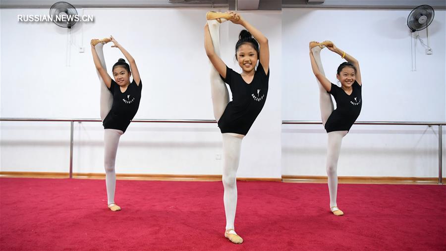 В летние каникулы китайские дети обучаются основам балета 