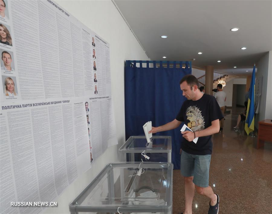 Граждане Украины голосуют на парламентских выборах на участке в Минске