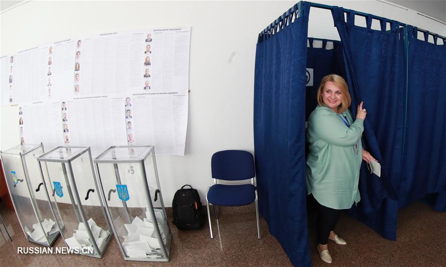 Граждане Украины голосуют на парламентских выборах на участке в Минске