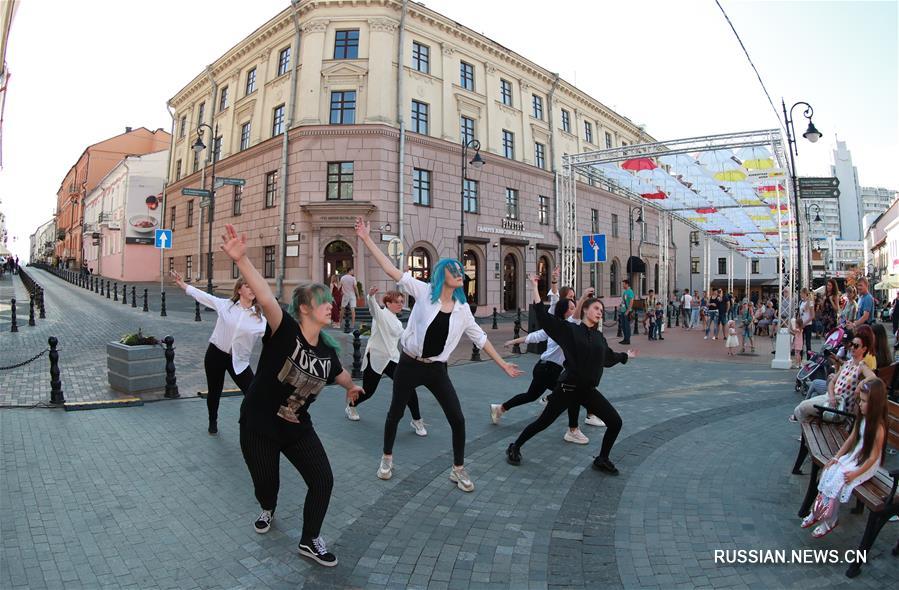 На улицах Минска артисты представили Театральный проект "No stage / Без сцены"