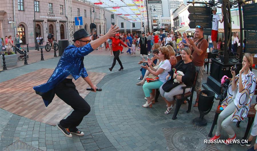 На улицах Минска артисты представили Театральный проект "No stage / Без сцены"