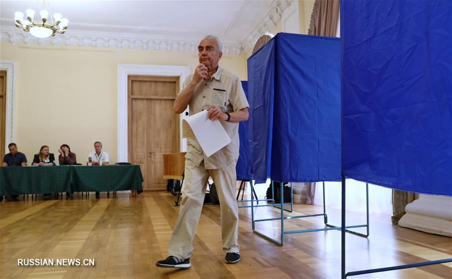В Украине проходят внеочередные выборы в Верховную Раду 9-го созыва