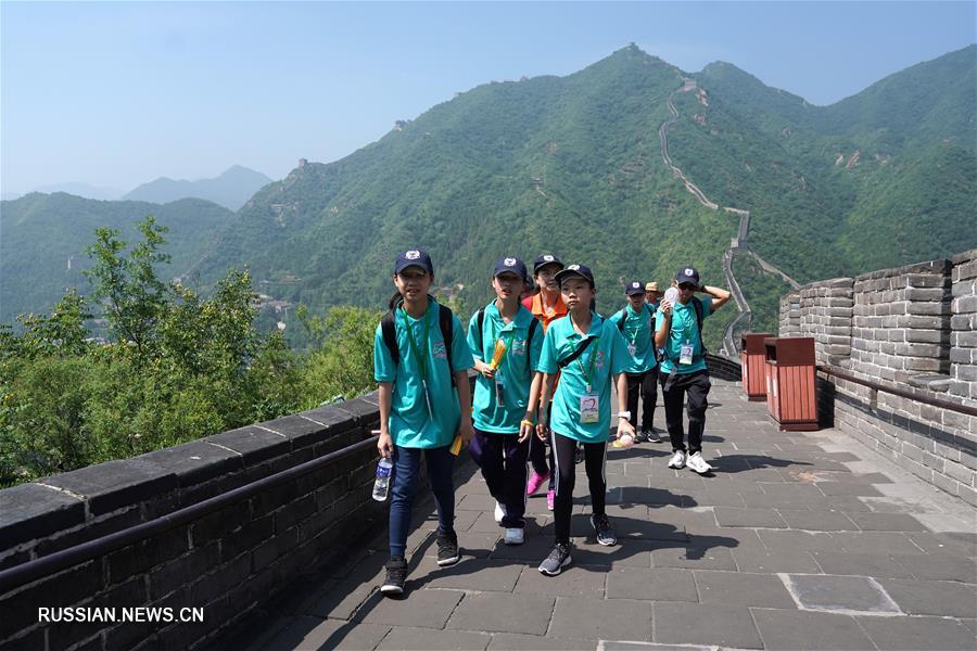 Более 300 подростков из Сянгана посетили участок Великой китайской стены в Пекине
