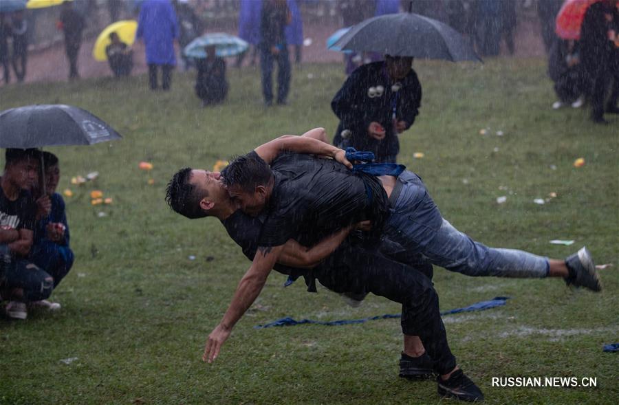 Ийский Праздник факелов в уезде Буто пров. Сычуань