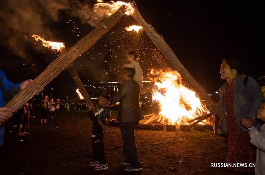 Ийский Праздник факелов в уезде Буто пров. Сычуань
