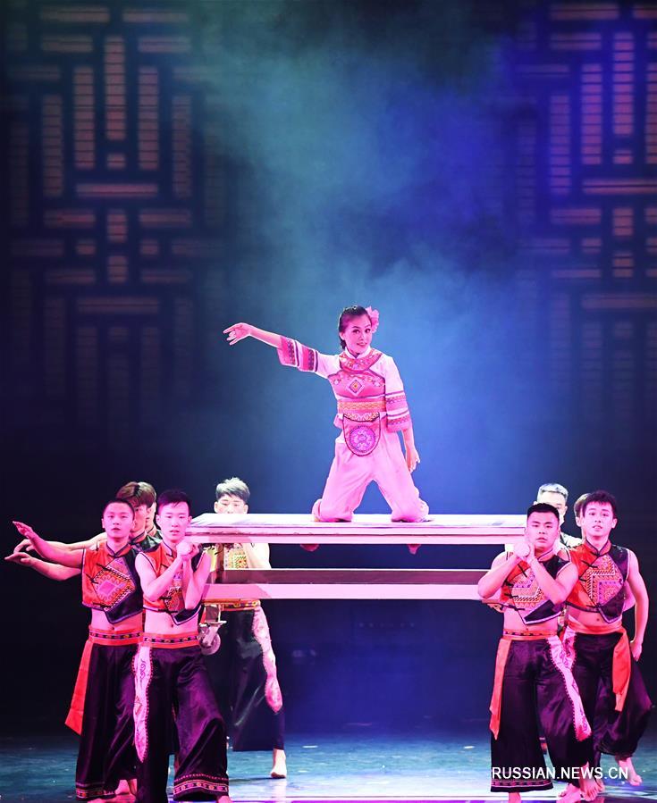 Музыкально-танцевальное шоу по мотивам легенд народности туцзя в юго-западном Китае