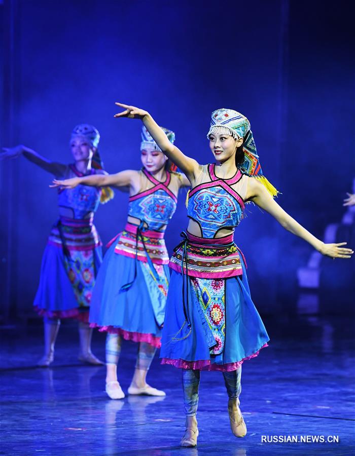 Музыкально-танцевальное шоу по мотивам легенд народности туцзя в юго-западном Китае