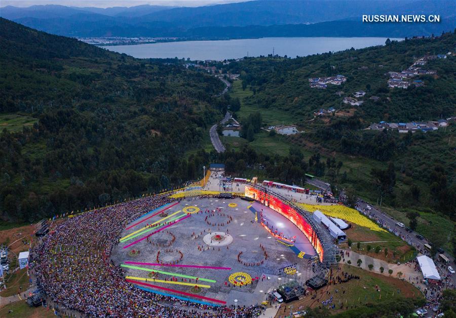 Ночь огненного веселья в уезде Ляншань провинции Сычуань