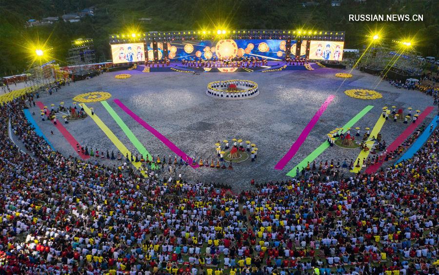 Ночь огненного веселья в уезде Ляншань провинции Сычуань