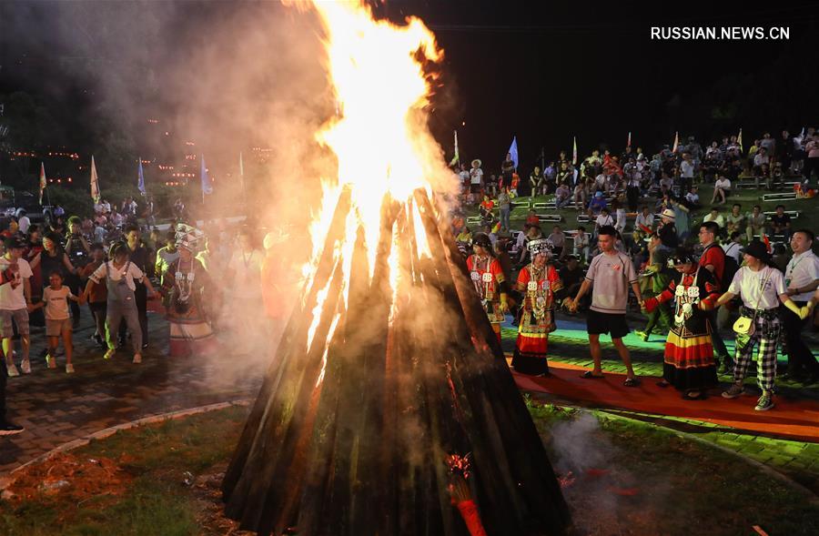 Ночь огненного веселья в уезде Ляншань провинции Сычуань