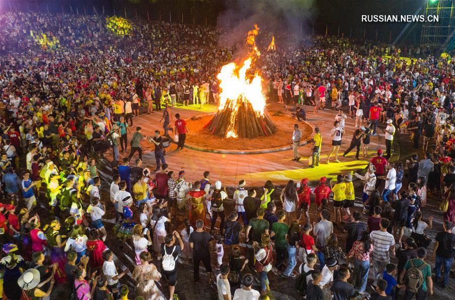 Ночь огненного веселья в уезде Ляншань провинции Сычуань