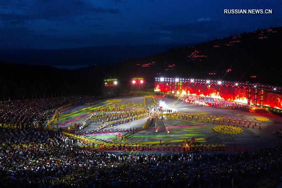 Ночь огненного веселья в уезде Ляншань провинции Сычуань