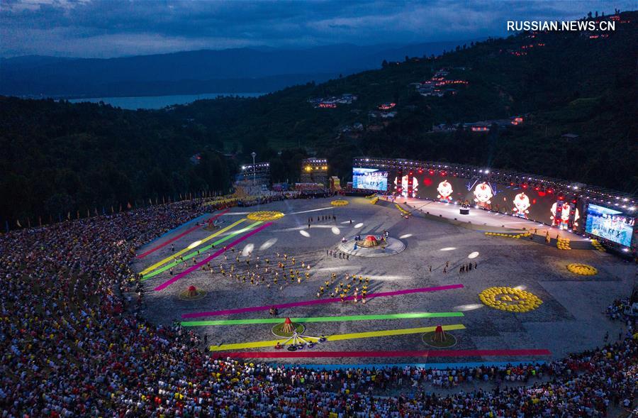 Ночь огненного веселья в уезде Ляншань провинции Сычуань