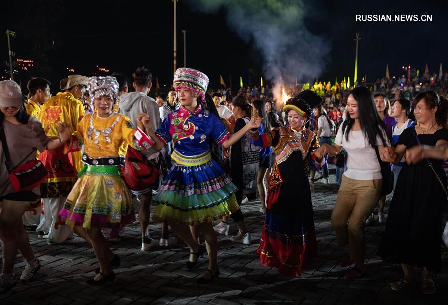 Ночь огненного веселья в уезде Ляншань провинции Сычуань