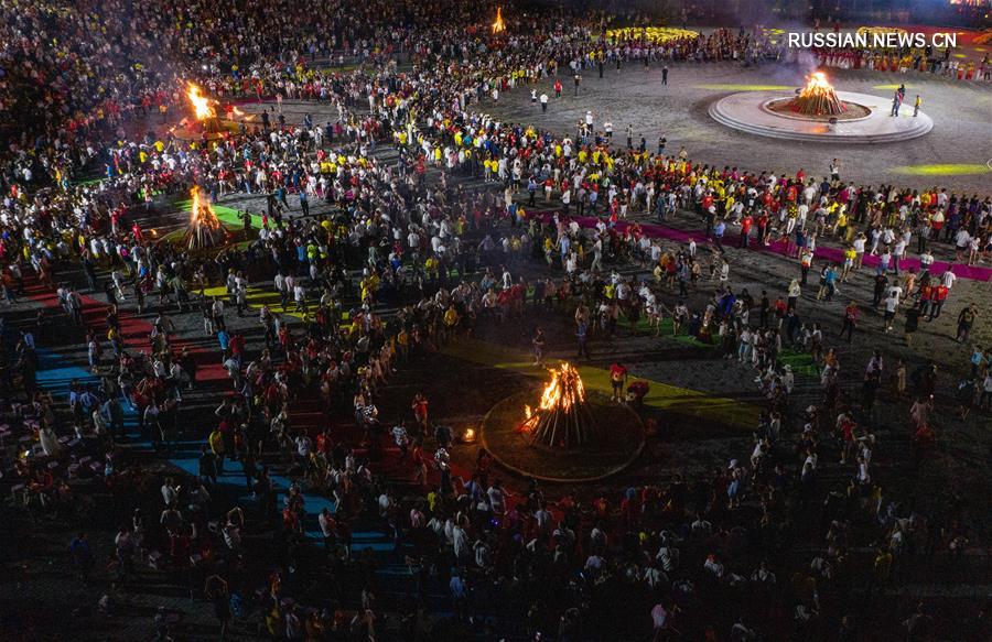Ночь огненного веселья в уезде Ляншань провинции Сычуань
