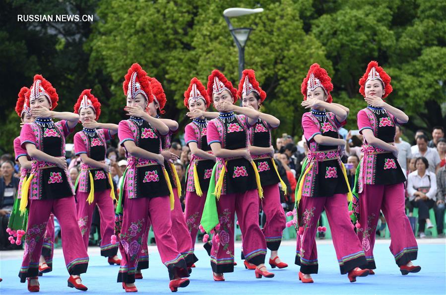 Фестиваль "Облачные наряды Шелкового пути" открылся в провинции Юньнань
