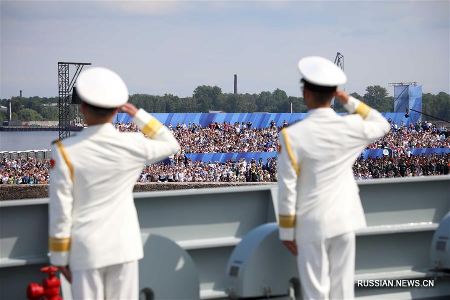 Китайское военное судно "Сиань" приняло участие в морском параде в честь Дня ВМФ России