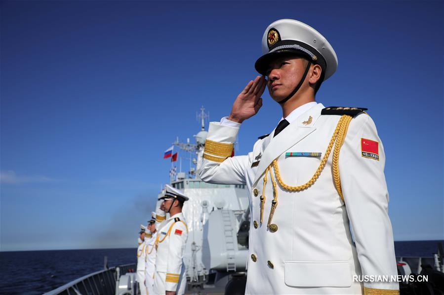 Китайское военное судно "Сиань" приняло участие в морском параде в честь Дня ВМФ России