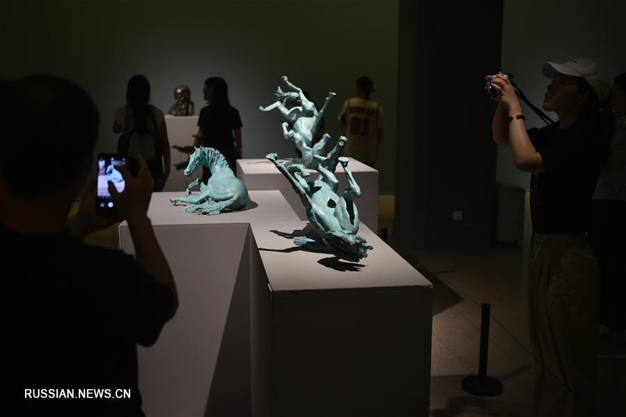 В Пекине открылась выставка работ российских художников В. Сидорова и А. Ковальчука 