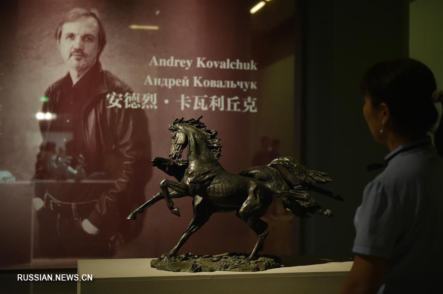 В Пекине открылась выставка работ российских художников В. Сидорова и А. Ковальчука 