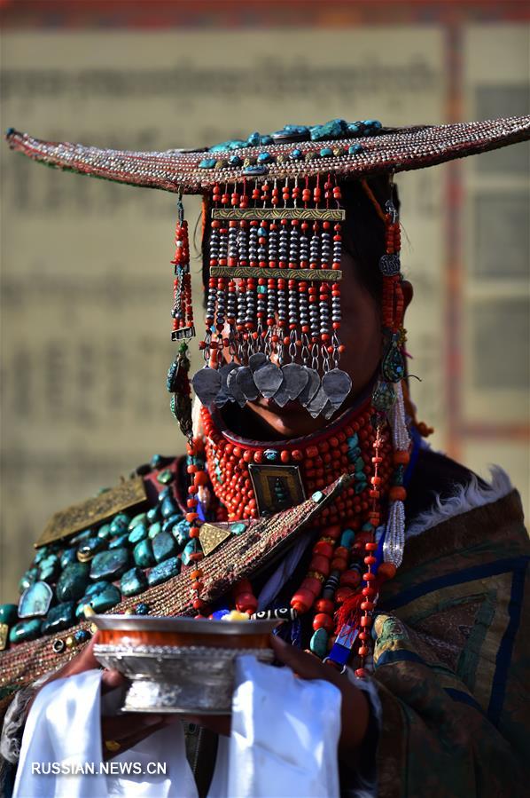 Тысячелетний "костюм павлина" из тибетского уезда Буранг