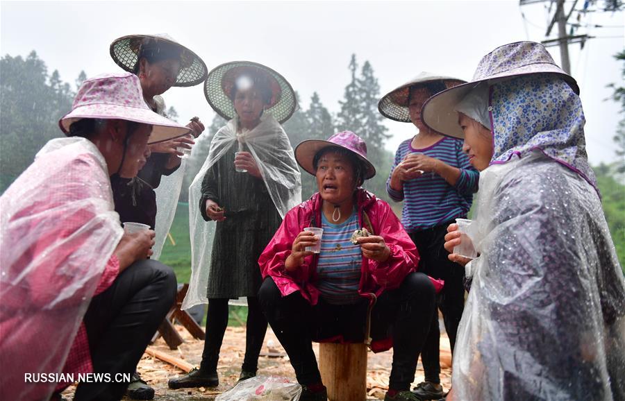 Женский трудовой отряд из мяоской деревни Уин
