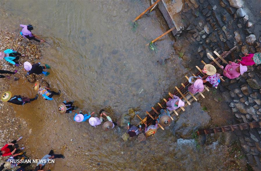 Женский трудовой отряд из мяоской деревни Уин