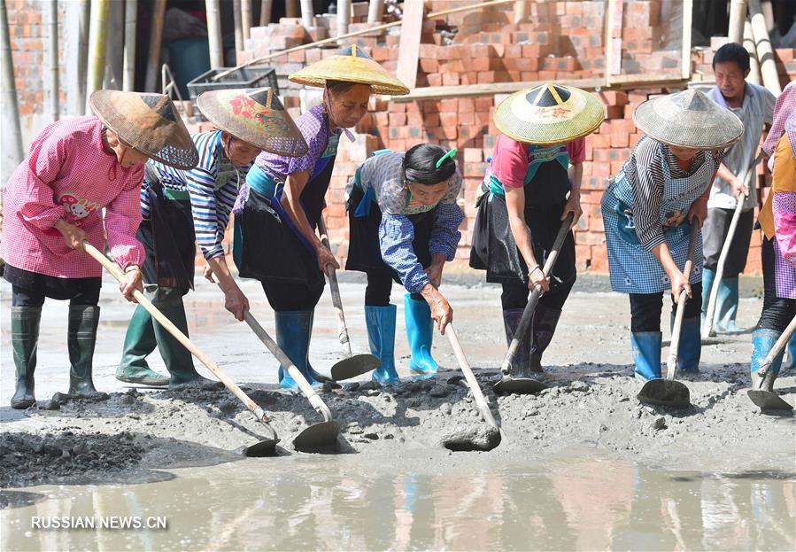 Женский трудовой отряд из мяоской деревни Уин