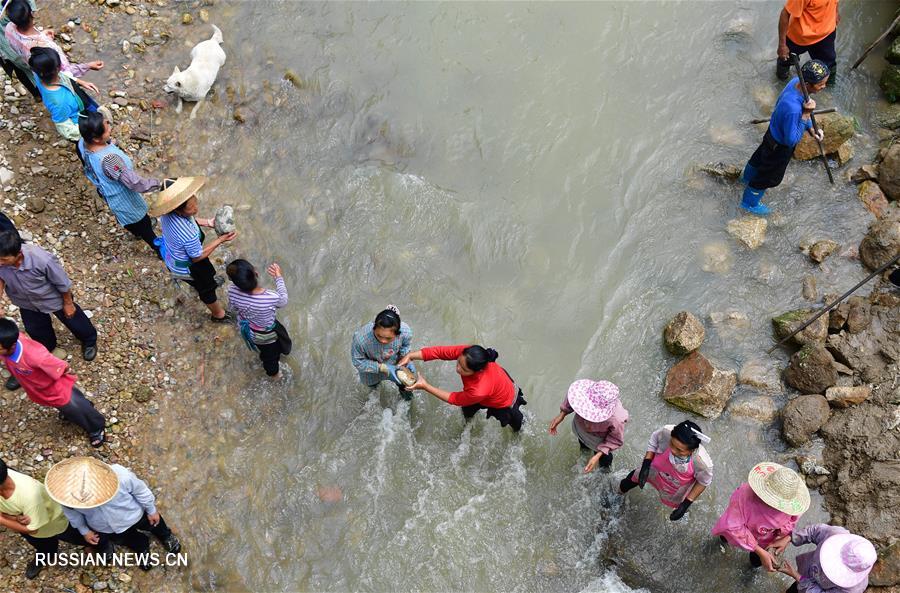 Женский трудовой отряд из мяоской деревни Уин