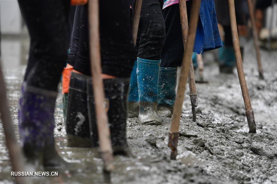 Женский трудовой отряд из мяоской деревни Уин