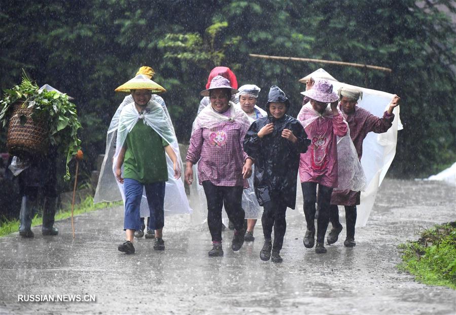 Женский трудовой отряд из мяоской деревни Уин