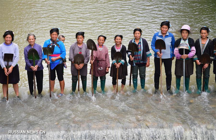 Женский трудовой отряд из мяоской деревни Уин