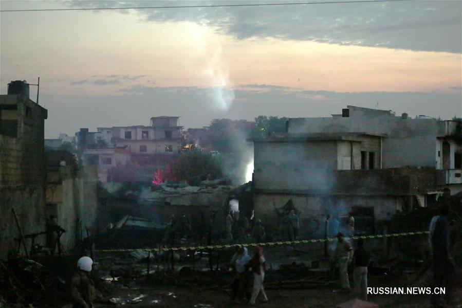 12 человек погибли при крушении военного самолета в Пакистане