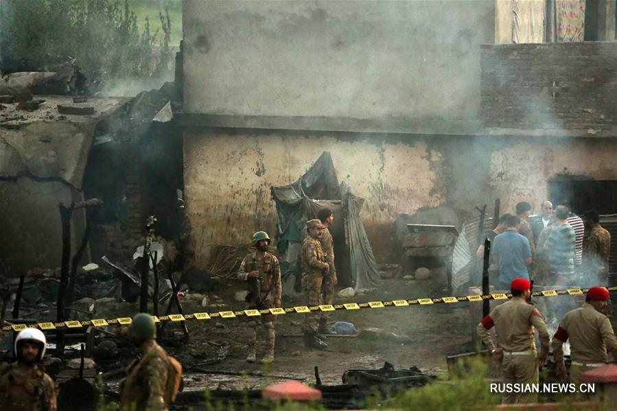 12 человек погибли при крушении военного самолета в Пакистане