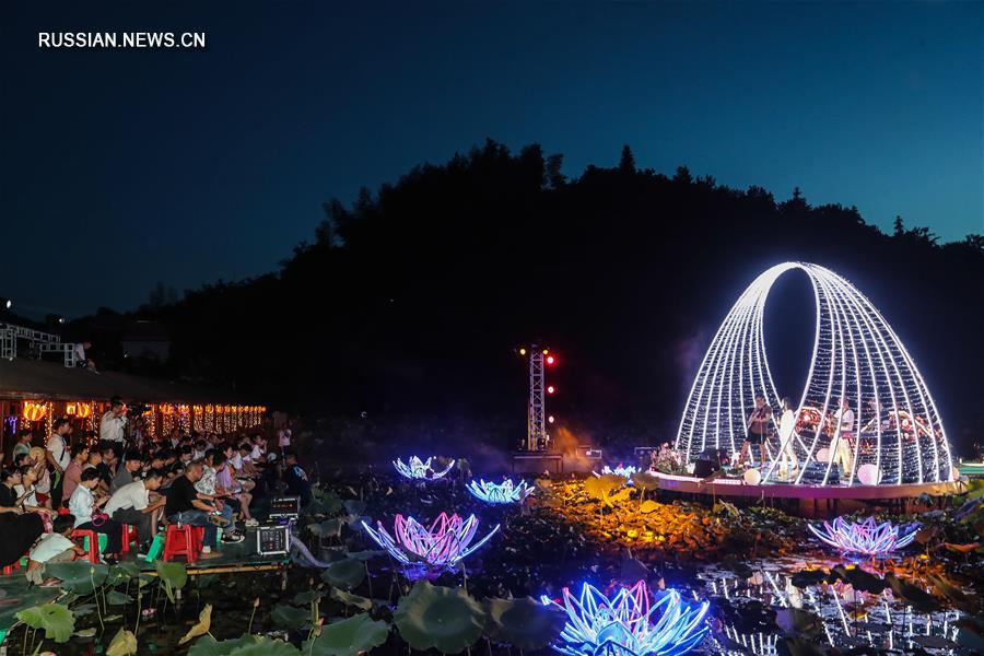 Вечерний летний концерт посреди лотосного пруда