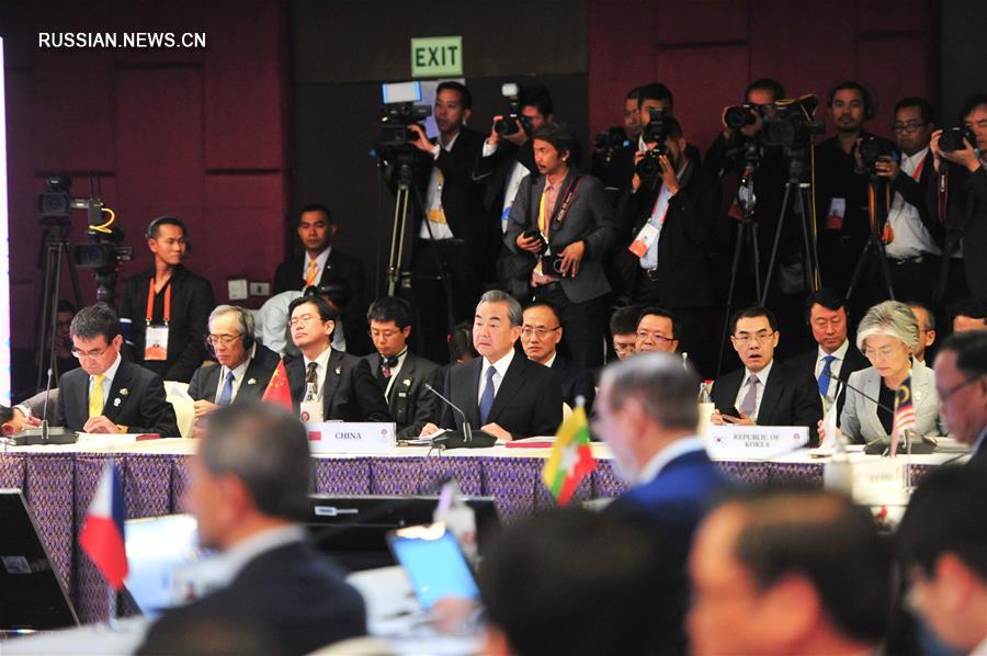 Ван И принял участие в 20-й встрече министров иностранных дел стран АСЕАН и Китая, Японии, Республики Корея