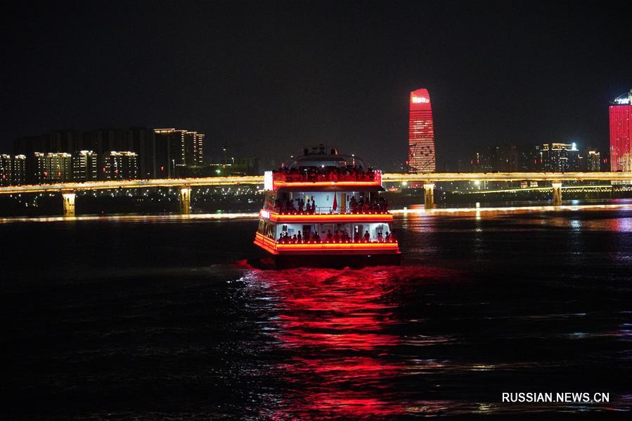 Вечерняя иллюминация на реке Ганьцзян в Наньчане