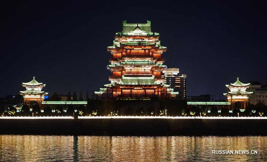 Вечерняя иллюминация на реке Ганьцзян в Наньчане