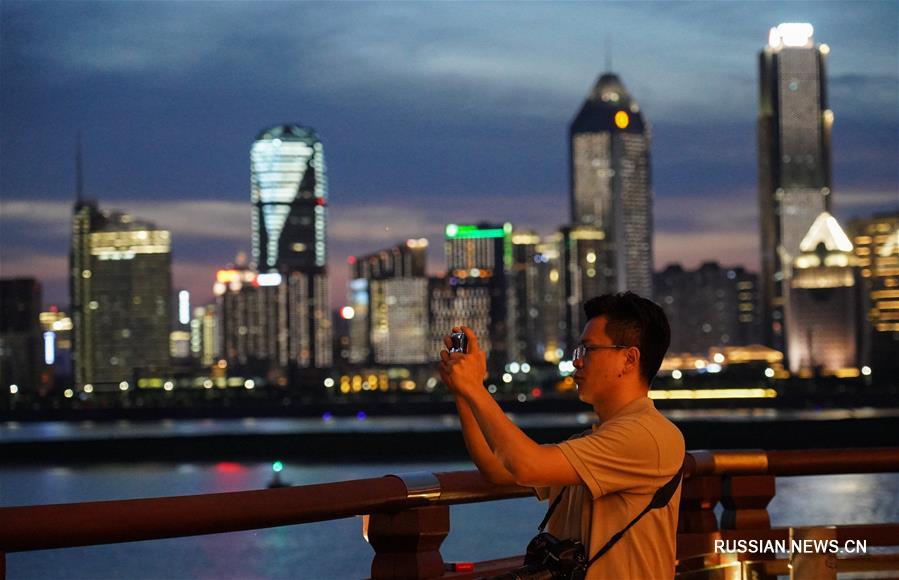 Вечерняя иллюминация на реке Ганьцзян в Наньчане