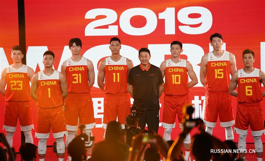 （体育）（1）篮球——中国男篮征战世界杯队服亮相