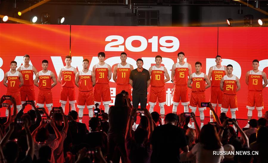 （体育）（2）篮球——中国男篮征战世界杯队服亮相