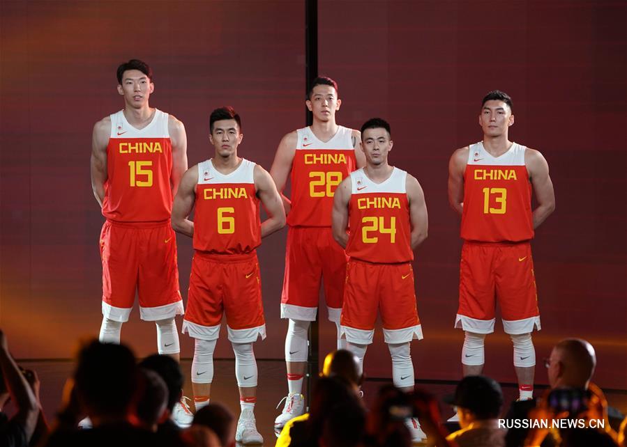 （体育）（3）篮球——中国男篮征战世界杯队服亮相