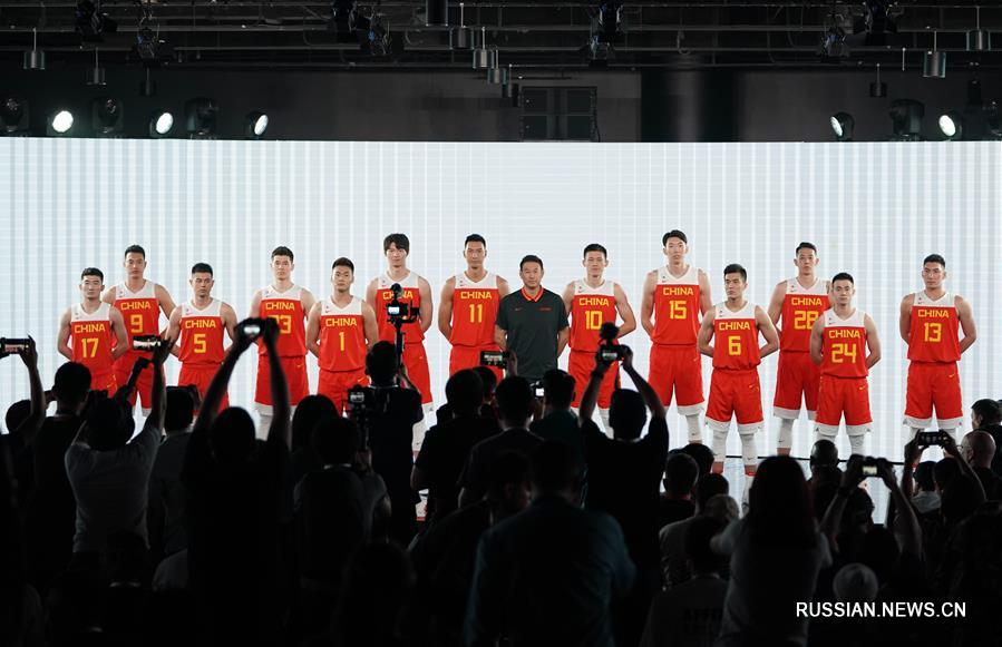 （体育）（4）篮球——中国男篮征战世界杯队服亮相