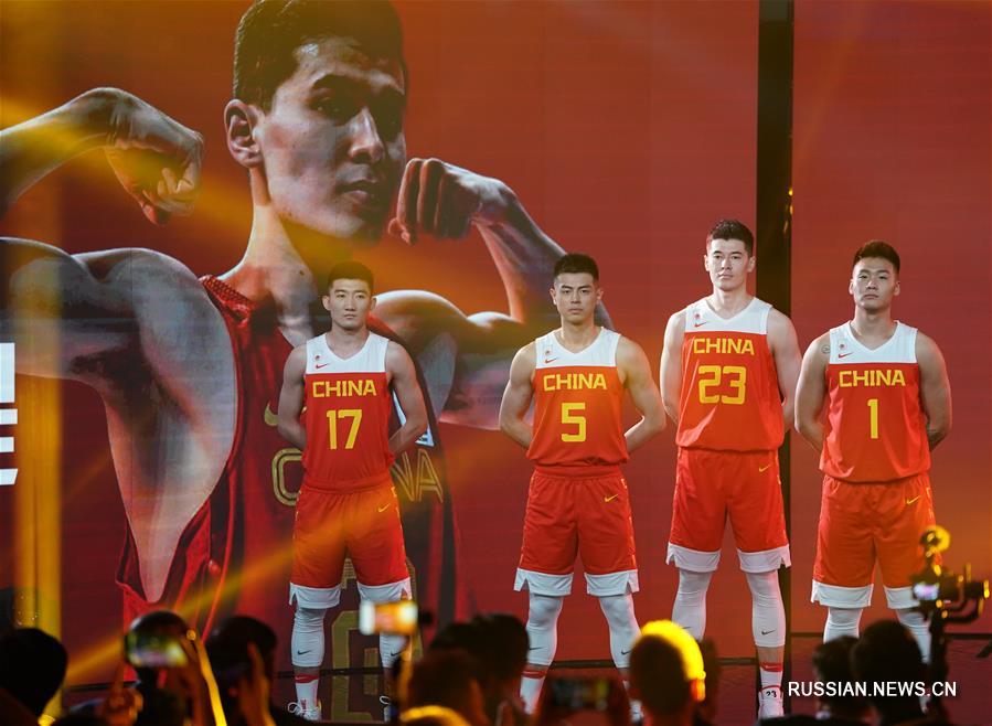 （体育）（5）篮球——中国男篮征战世界杯队服亮相