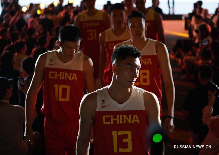 （体育）（6）篮球——中国男篮征战世界杯队服亮相