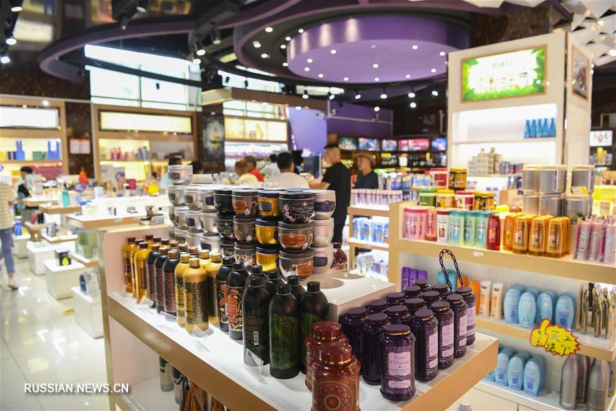 Наплыв туристов в МЦПС "Хоргос" на китайско-казахстанской границе 